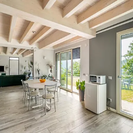 Moderna E Stupenda Di Recente Costruzione Con Grande Giardino Privato A بيت للعطل *
