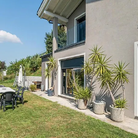 Сasa de vacaciones Moderna E Stupenda Di Recente Costruzione Con Grande Giardino Privato A *