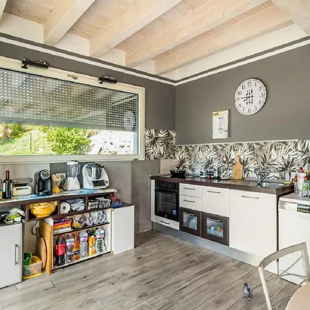 Сasa de vacaciones Moderna E Stupenda Di Recente Costruzione Con Grande Giardino Privato A *