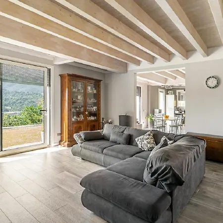 Moderna E Stupenda Di Recente Costruzione Con Grande Giardino Privato A Сasa de vacaciones