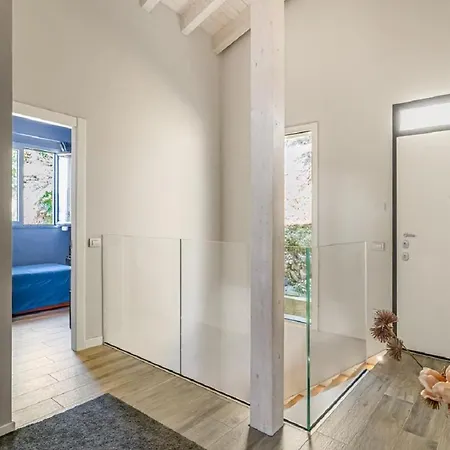 Moderna E Stupenda Di Recente Costruzione Con Grande Giardino Privato A Сasa de vacaciones